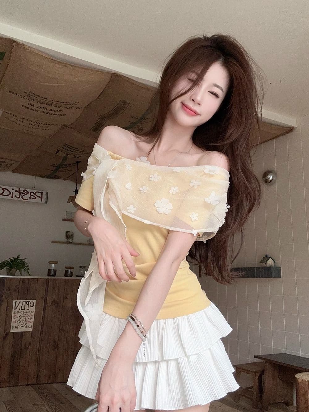 디자인 센스 레이스 조각 꽃 오프숄더 맨위 여성 의류 여름 몸매 가꾸기 슬림해 보이는 허리 수축 황색 반팔 티셔츠 상세 이미지 11