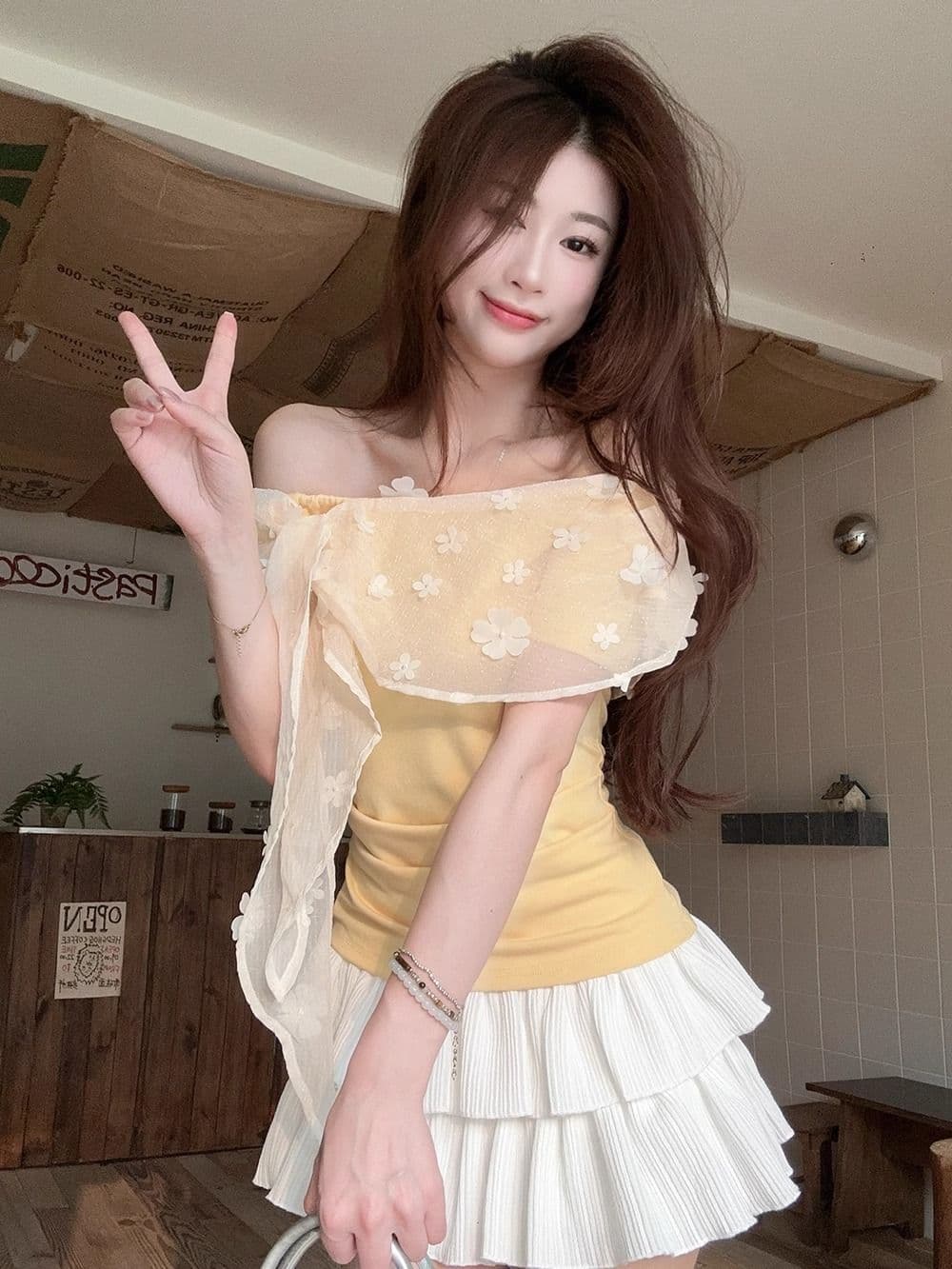 디자인 센스 레이스 조각 꽃 오프숄더 맨위 여성 의류 여름 몸매 가꾸기 슬림해 보이는 허리 수축 황색 반팔 티셔츠 상세 이미지 12