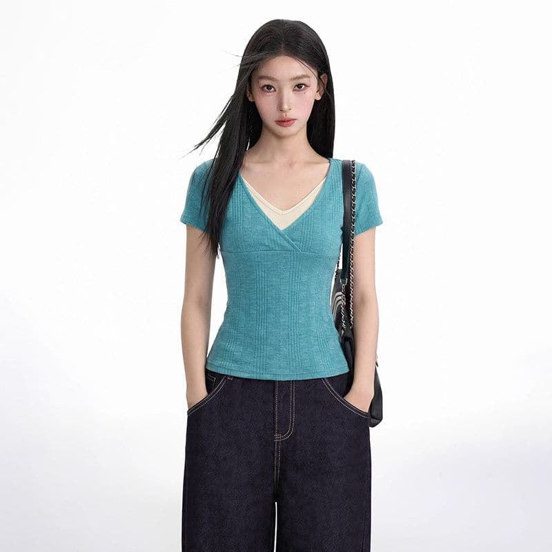 파란색 페이크 레이어드 V넥 긍정적 인 어깨 반팔 티셔츠 여성 여름 한국 스타일 핫걸 새로운 쇼트 스타일 몸매 가꾸기 섹시함 반소매 맨위 이미지 5