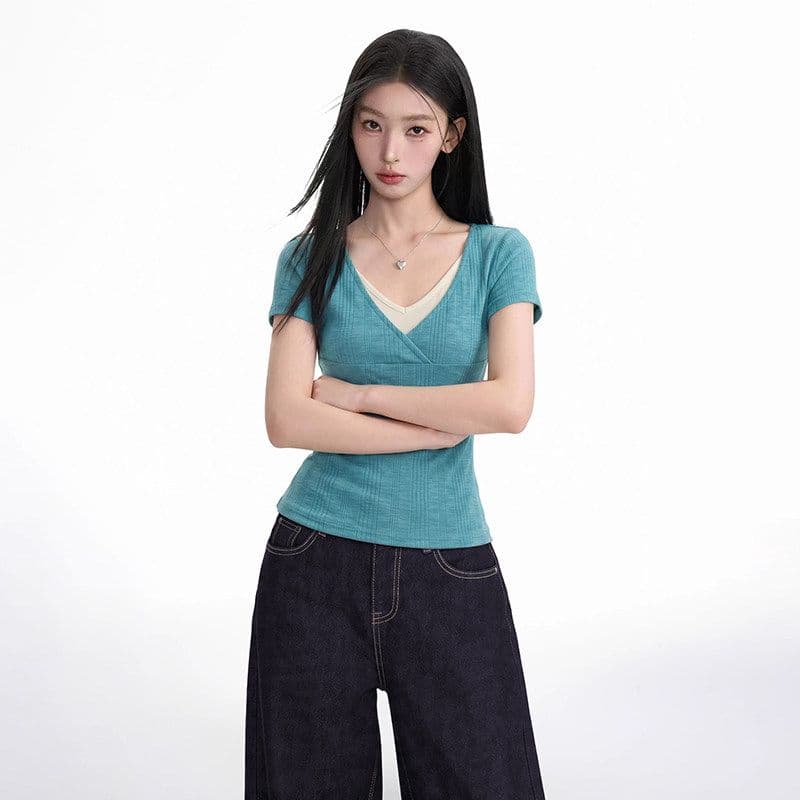 파란색 페이크 레이어드 V넥 긍정적 인 어깨 반팔 티셔츠 여성 여름 한국 스타일 핫걸 새로운 쇼트 스타일 몸매 가꾸기 섹시함 반소매 맨위 이미지 2
