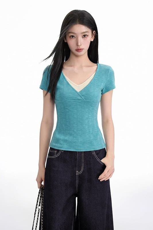 파란색 페이크 레이어드 V넥 긍정적 인 어깨 반팔 티셔츠 여성 여름 한국 스타일 핫걸 새로운 쇼트 스타일 몸매 가꾸기 섹시함 반소매 맨위 이미지 6