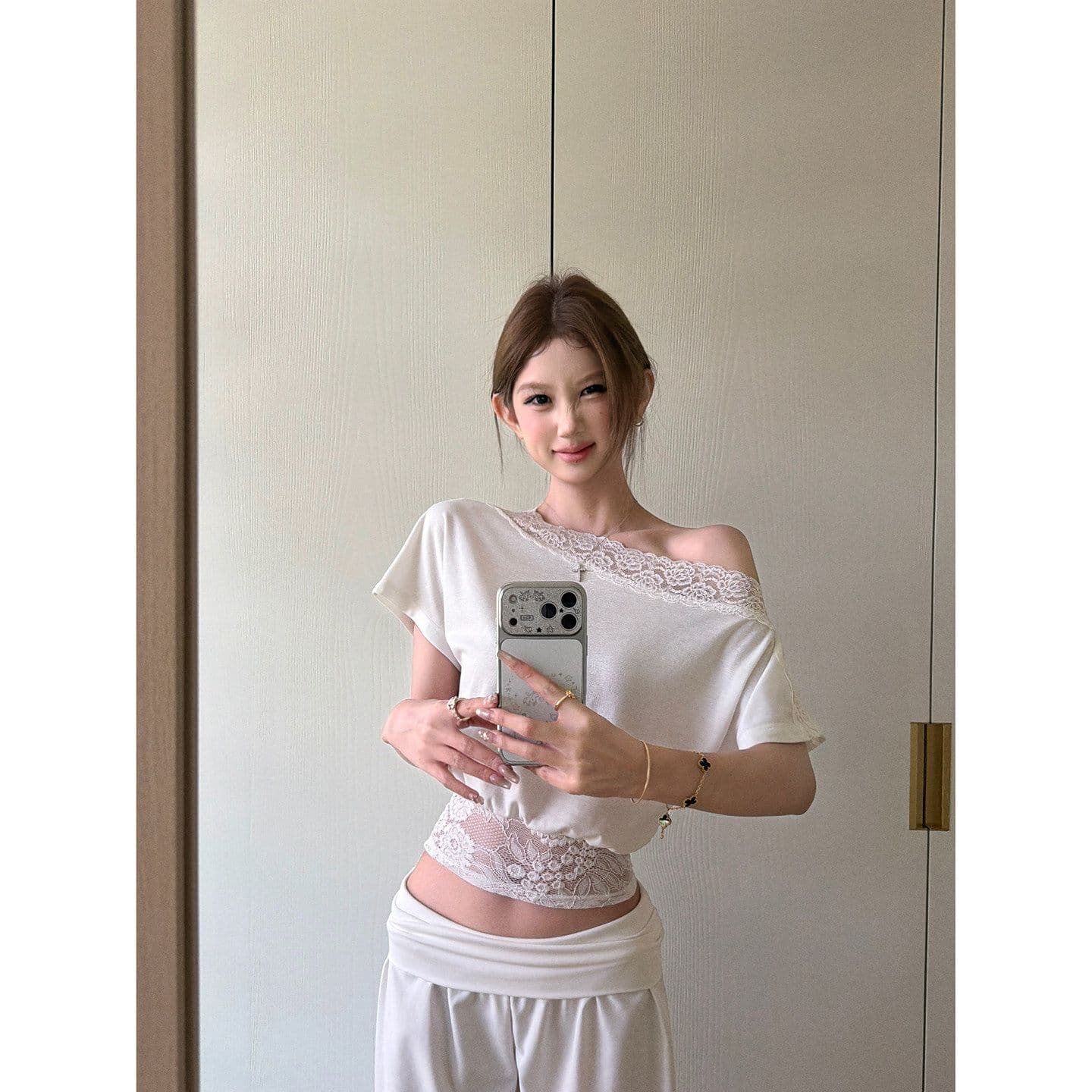 아름다움 어깨 법 새싹 레이스 조각 비스듬한 어깨 티셔츠 여성 여름 허리 수축 슬림해 보이는 반팔 디자인 센스 핫걸 맨위