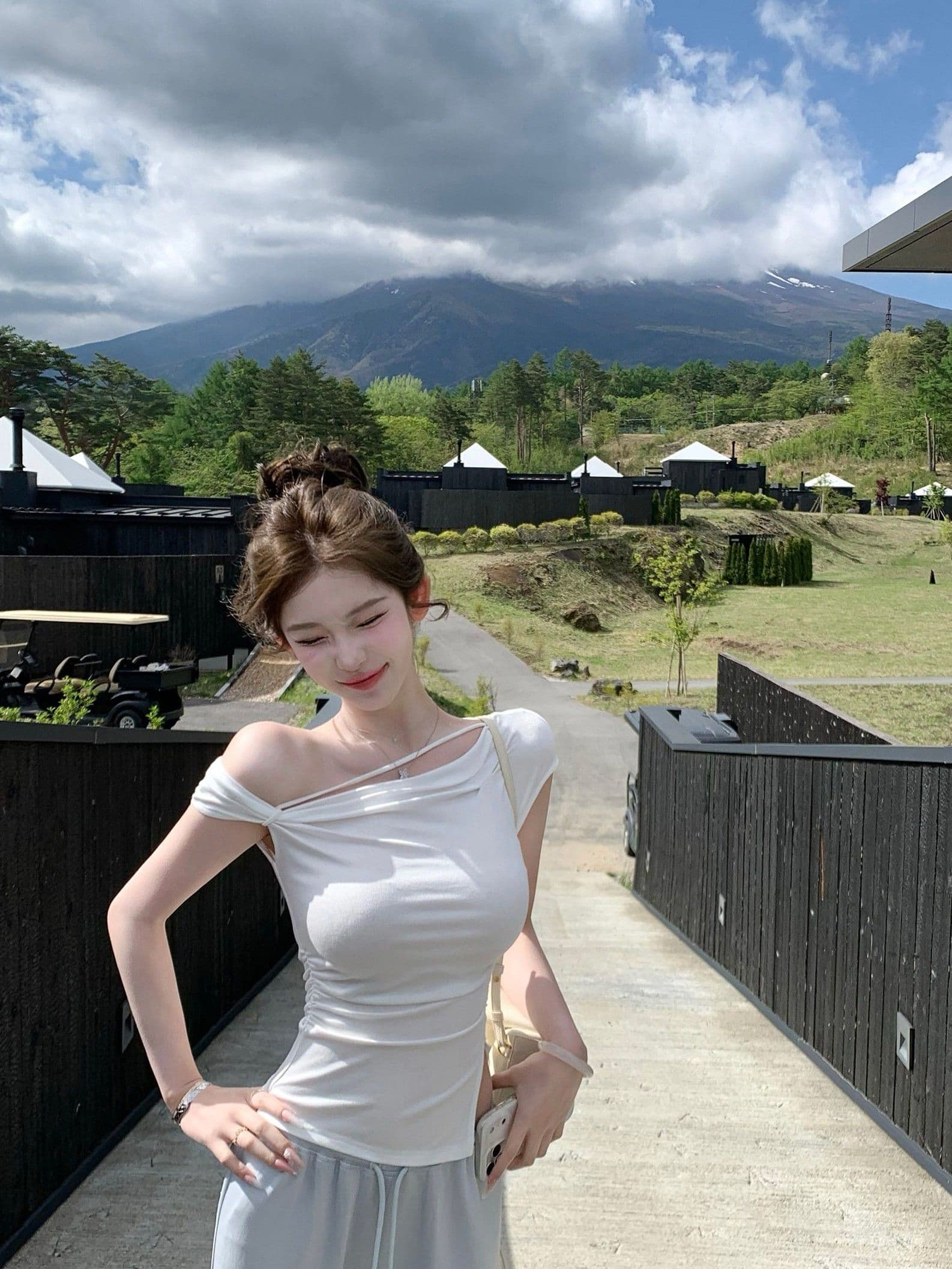 한 부서 핫걸 비스듬한 어깨 반팔 맨위 여성 여름 새로운 주름 허리 수축 몸매 가꾸기 슬림해 보이는 불규칙 티셔츠 작은 셔츠