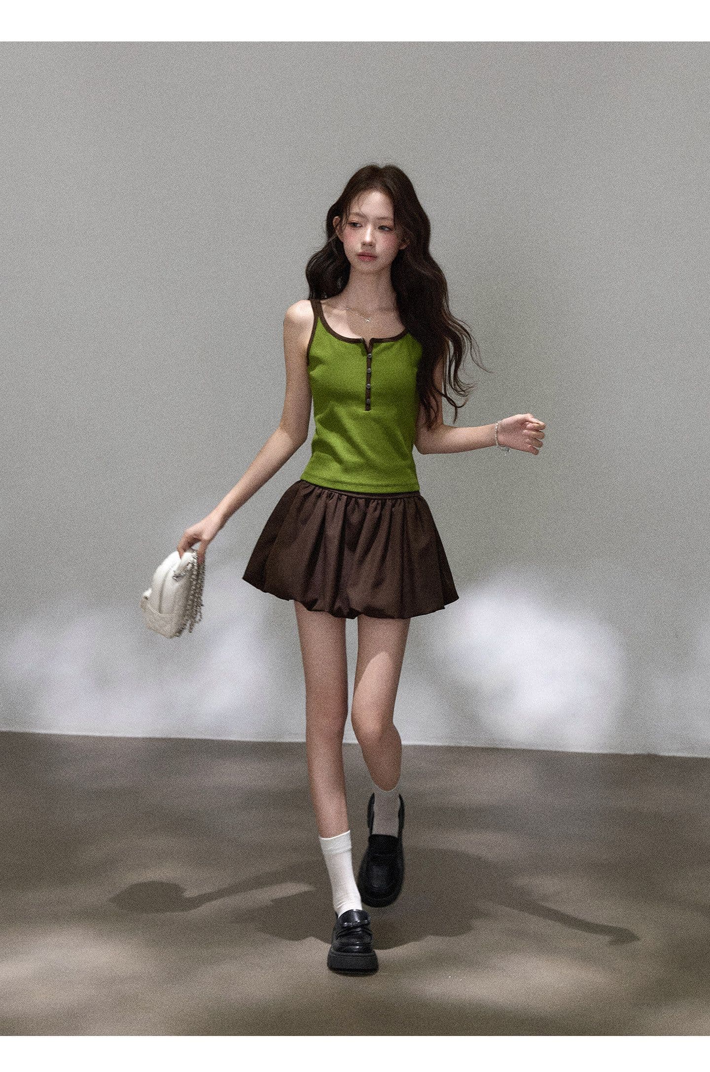 사람들 면 쇼트 스타일 녹색 캐미솔 외출용 착용 가져 가라. 도파민 배색 슬림해 보이는 인사이드 가져 가라. 민소매 맨위 상세 이미지 5