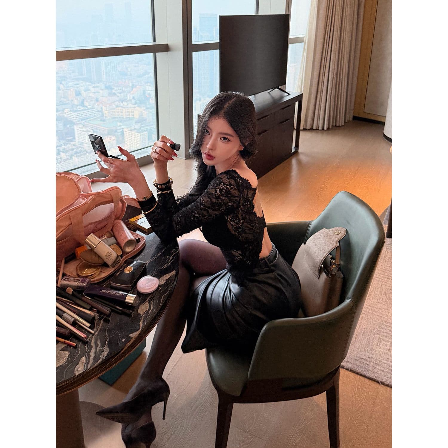 벨트 가슴 패드 다크 낭만주의 깊은 v 오프숄더 검정색 레이스 티셔츠 여성 허리 수축 홀로우 아웃 벨트 가슴 패드 인사이드 가져 가라. 이미지 2