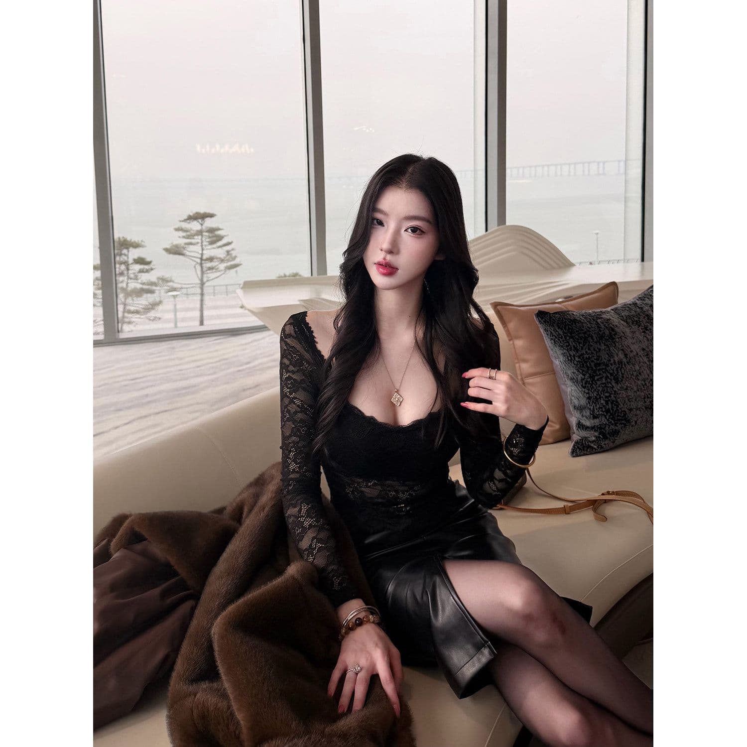 벨트 가슴 패드 다크 낭만주의 깊은 v 오프숄더 검정색 레이스 티셔츠 여성 허리 수축 홀로우 아웃 벨트 가슴 패드 인사이드 가져 가라. 이미지 3