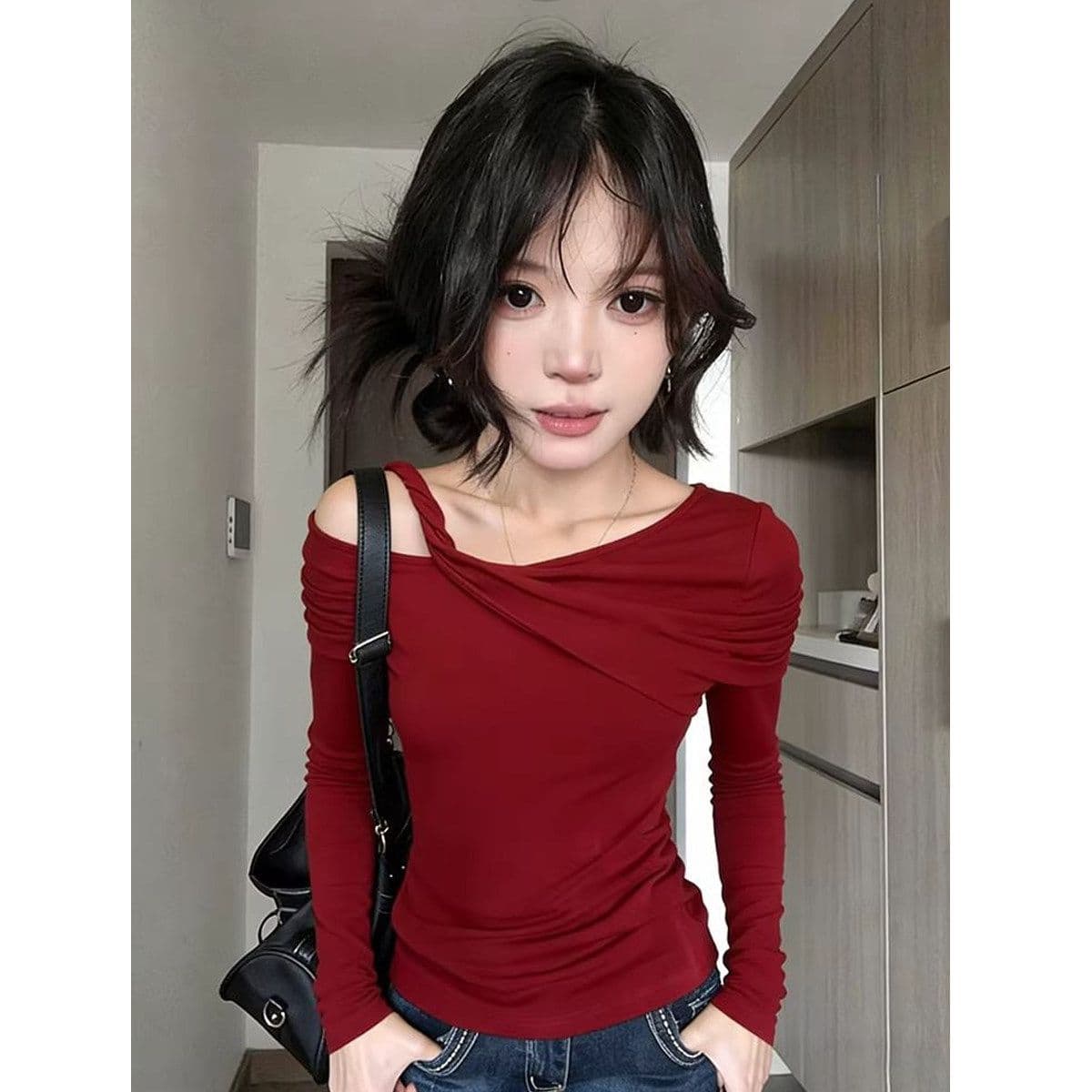 2026 가을 겨울 빨간색 비스듬한 어깨 비틀림 디자인 센스 기본 셔츠 여성 핫걸 바람 몸매 가꾸기 긴팔 티셔츠 순수한 욕망 맨위 이미지 4