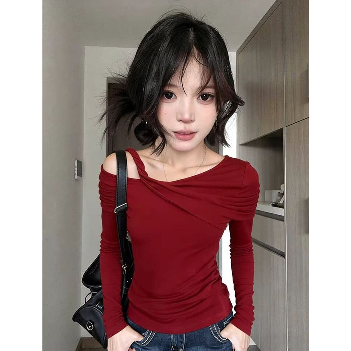 2026 가을 겨울 빨간색 비스듬한 어깨 비틀림 디자인 센스 기본 셔츠 여성 핫걸 바람 몸매 가꾸기 긴팔 티셔츠 순수한 욕망 맨위 상세 이미지 3