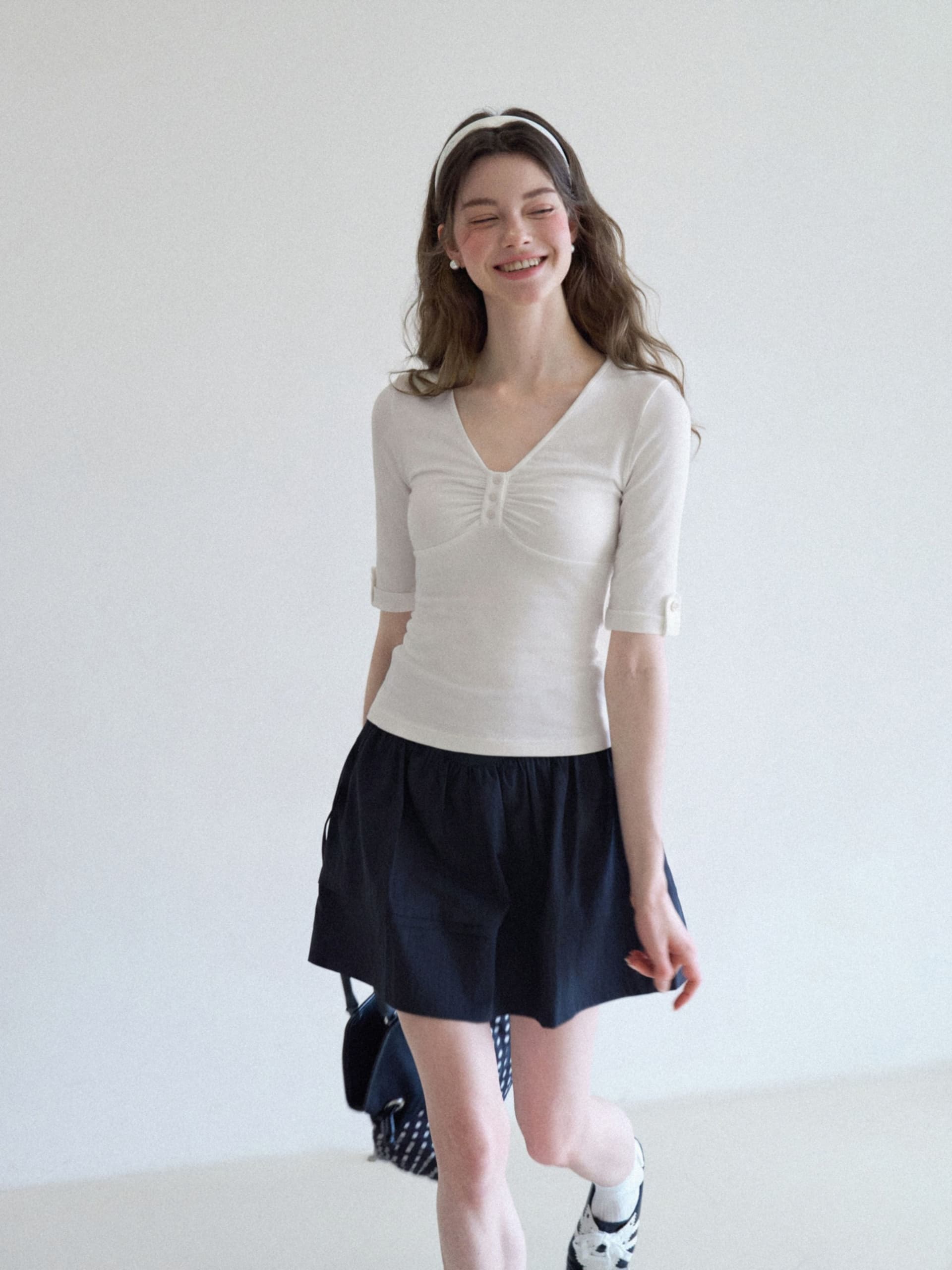 화이트 V넥 긍정적 인 어깨 반팔 티셔츠 여성 가을 쇼트 스타일 몸매 가꾸기 허리 수축 슬림해 보이는 5 점 소매 중간 소매 맨위 상세 이미지 3