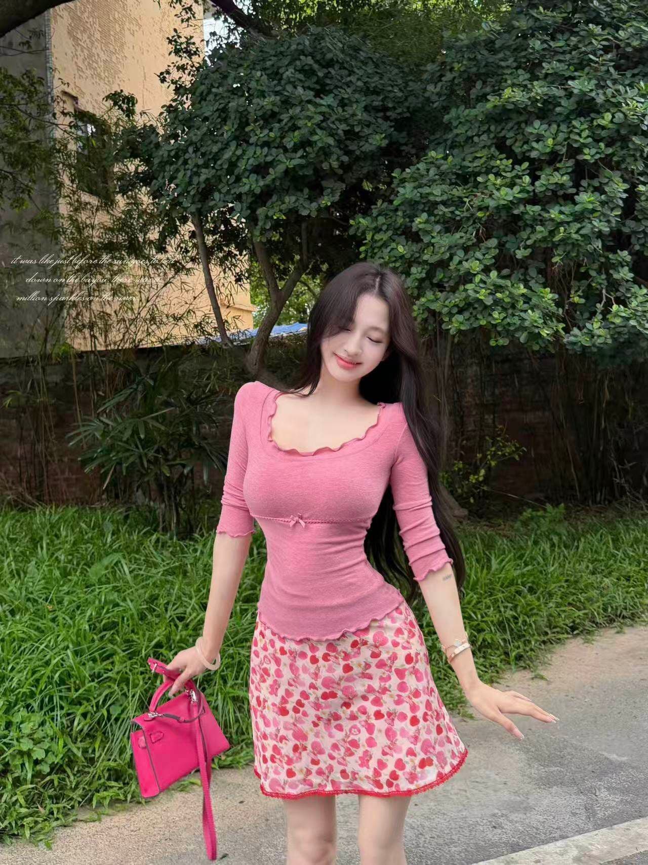 작은 대중 순수한 욕망 이슬 쇄골 낮은 네크라인 디스플레이 가슴 몸매 가꾸기 중간 소매 티셔츠 맨위 프린트 하이웨이스트 타이트 스커트 반신 치마 세트 이미지 2