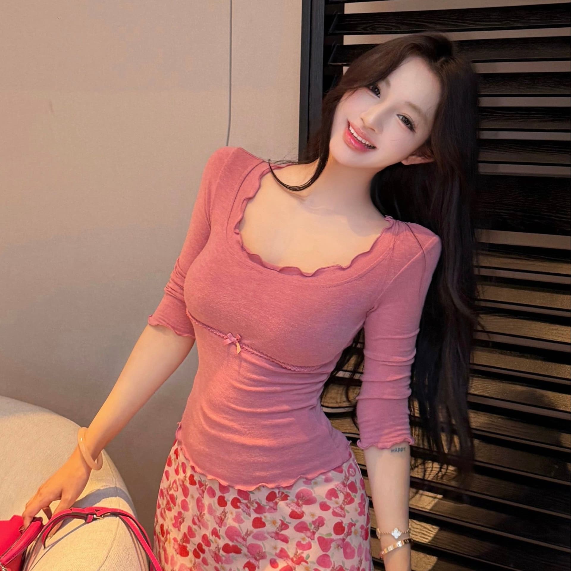 작은 대중 순수한 욕망 이슬 쇄골 낮은 네크라인 디스플레이 가슴 몸매 가꾸기 중간 소매 티셔츠 맨위 프린트 하이웨이스트 타이트 스커트 반신 치마 세트 이미지 3