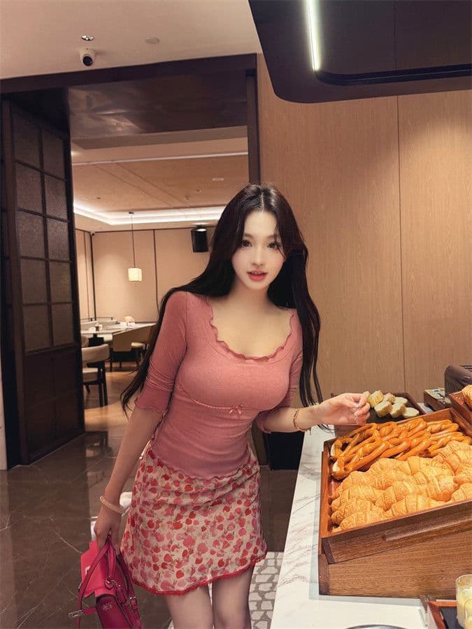작은 대중 순수한 욕망 이슬 쇄골 낮은 네크라인 디스플레이 가슴 몸매 가꾸기 중간 소매 티셔츠 맨위 프린트 하이웨이스트 타이트 스커트 반신 치마 세트 상세 이미지 10