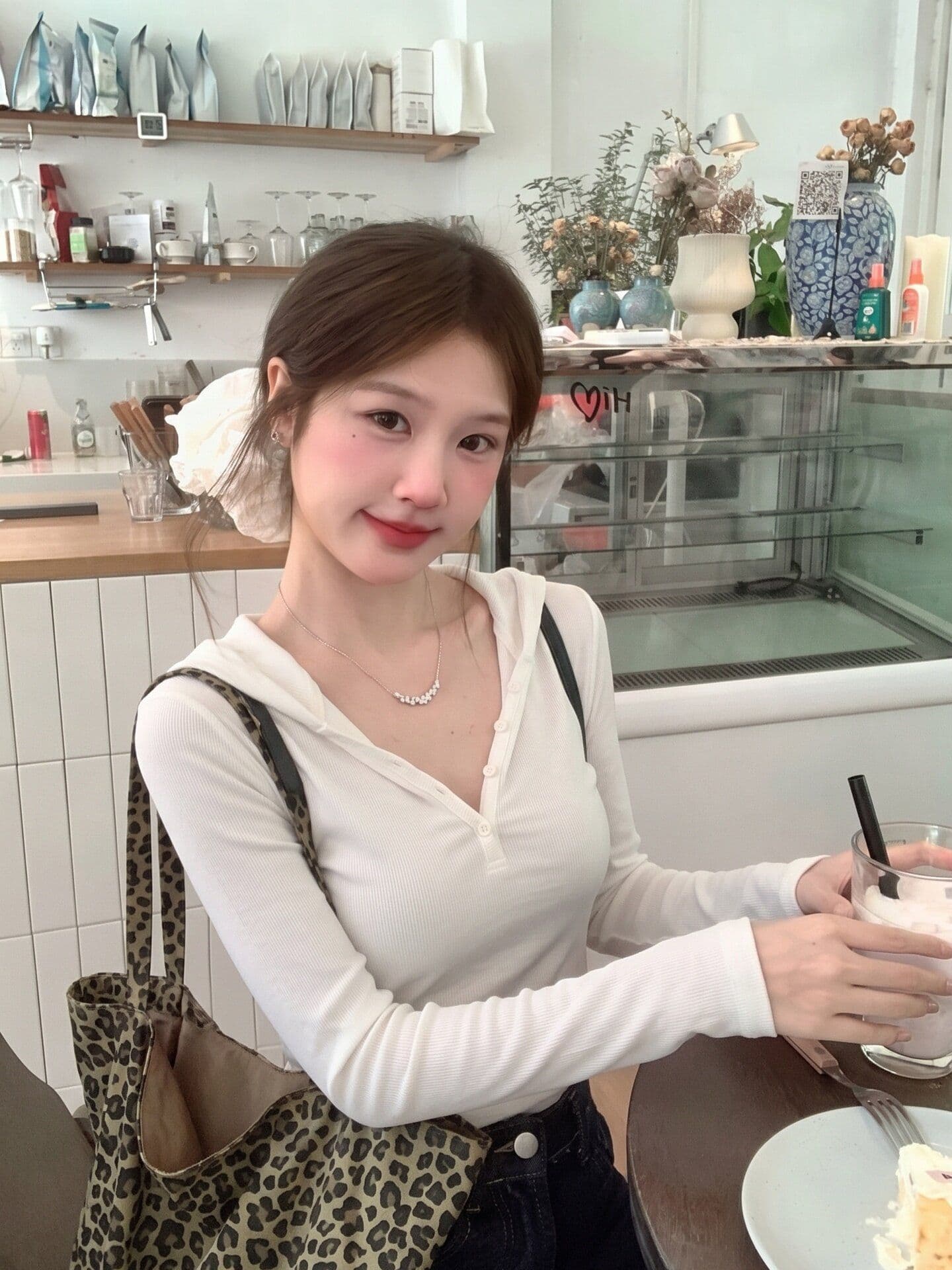원본 원단 미니멀리즘 화이트 후드 긴팔 티셔츠 여성 2026 년 이른 가을 출퇴근 다용도 캐주얼 허리 수축 맨위