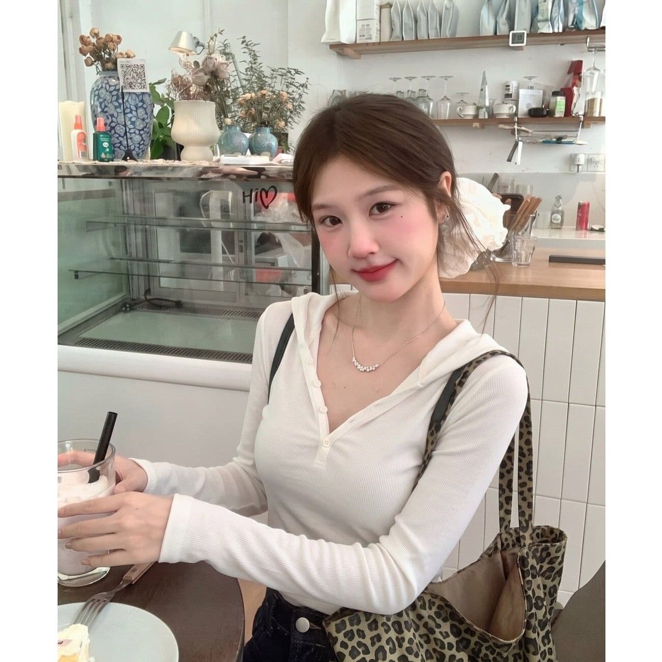 원본 원단 미니멀리즘 화이트 후드 긴팔 티셔츠 여성 2026 년 이른 가을 출퇴근 다용도 캐주얼 허리 수축 맨위 상세 이미지 4