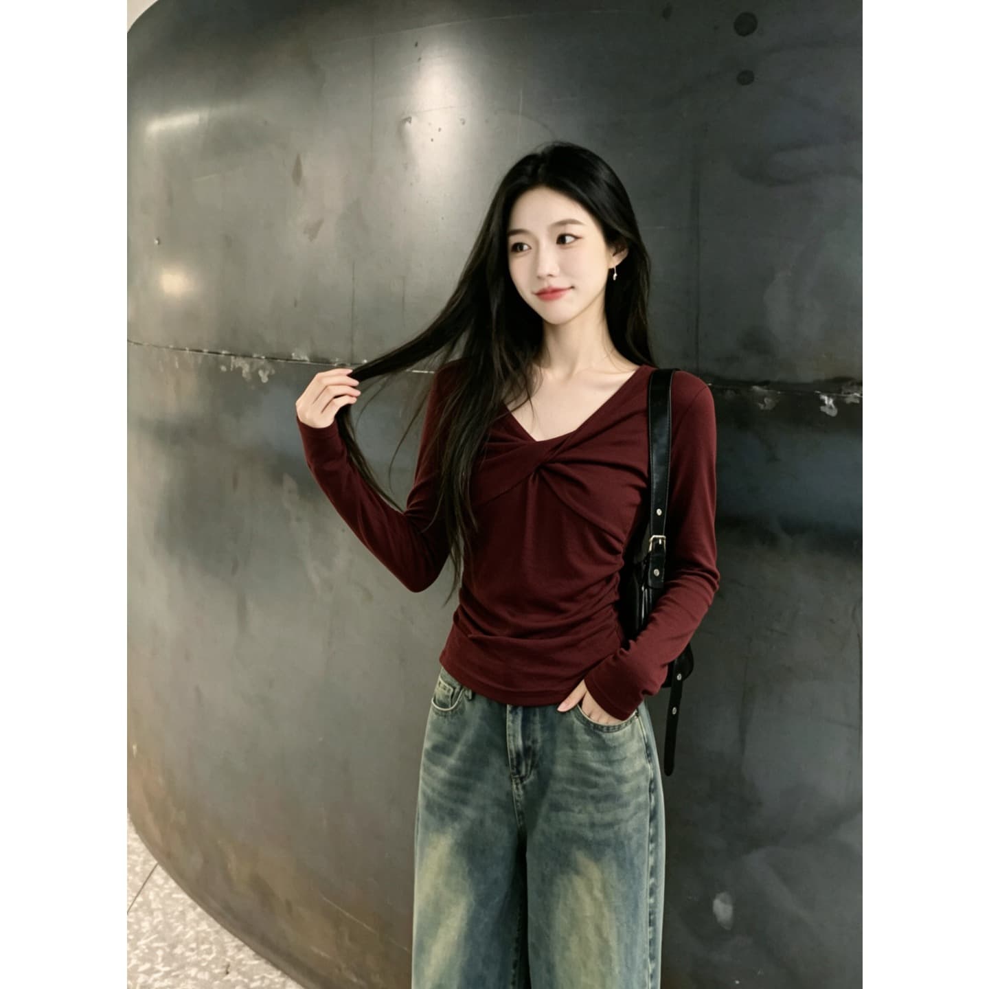 경관 그림 원본 원단 한국 스타일 고급 센스 미니멀리즘 단색 섹시함 핫걸 긴팔 티셔츠 착용 가져 가라. V넥 맨위 여성 이미지 5