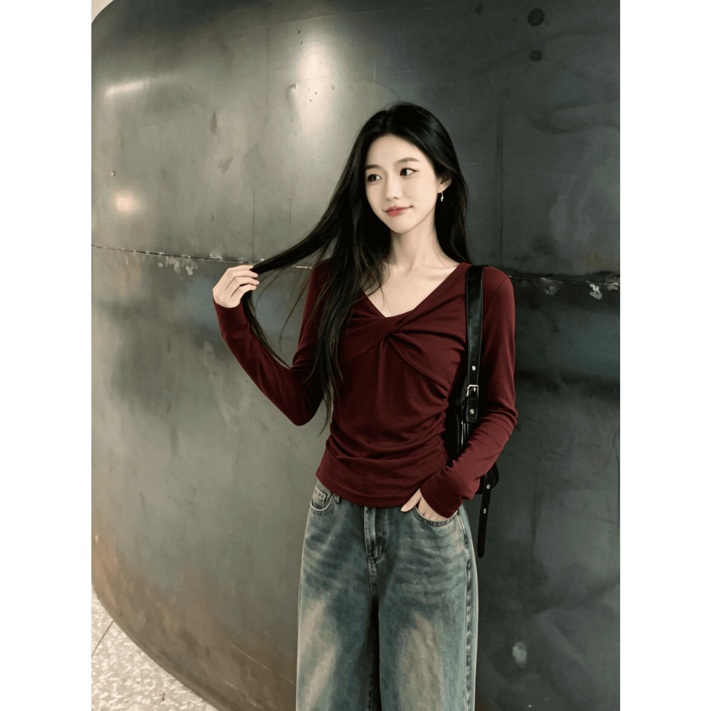 경관 그림 원본 원단 한국 스타일 고급 센스 미니멀리즘 단색 섹시함 핫걸 긴팔 티셔츠 착용 가져 가라. V넥 맨위 여성 상세 이미지 6