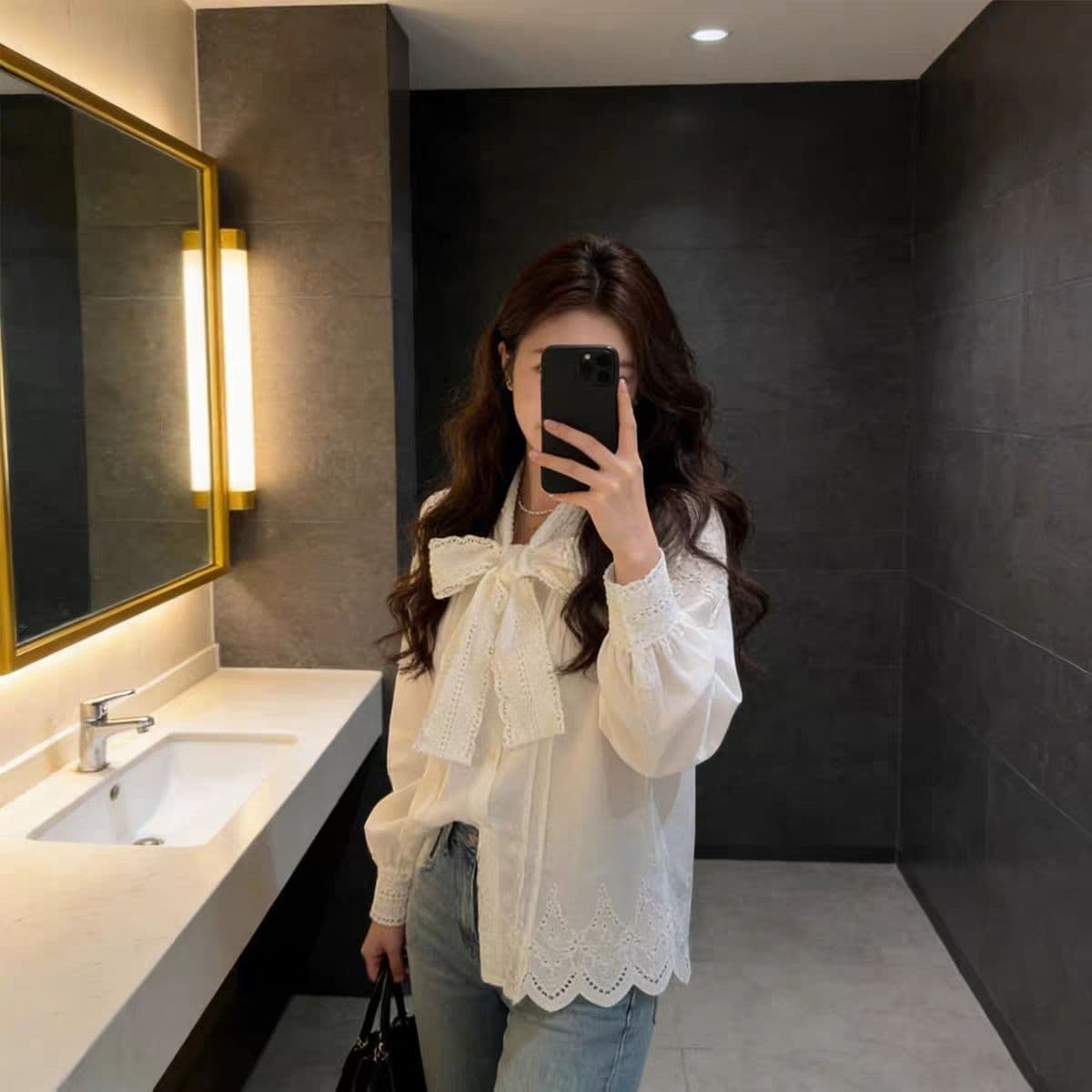 프랑스식 레이스 리본 화이트 맨위 여성 2026 봄 절묘한 연령 감소 나비 매듭 루즈핏 슬림해 보이는 자수 셔츠 상세 이미지 2