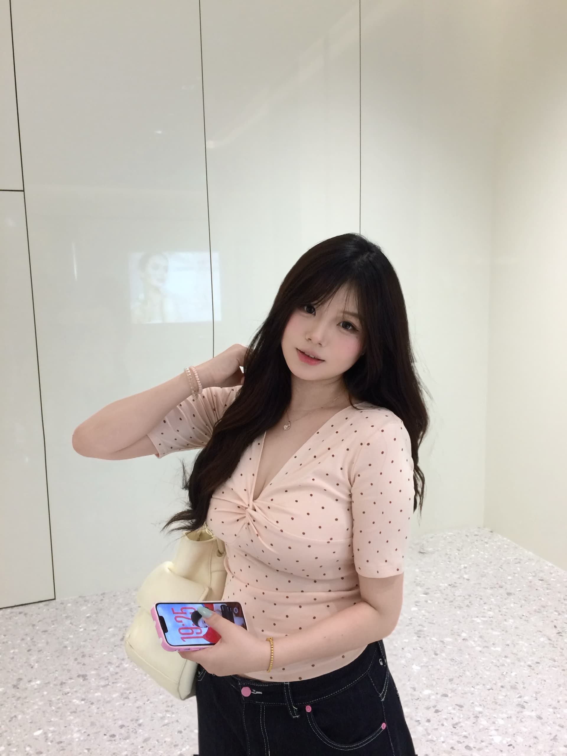 긍정적 인 어깨 허리 수축 V넥 도트 무늬 반팔 티셔츠 여성 여름 비틀림 디자인 몸매 가꾸기 표지 고기 순수한 욕망 핫걸 쇼트 스타일 맨위 상세 이미지 9