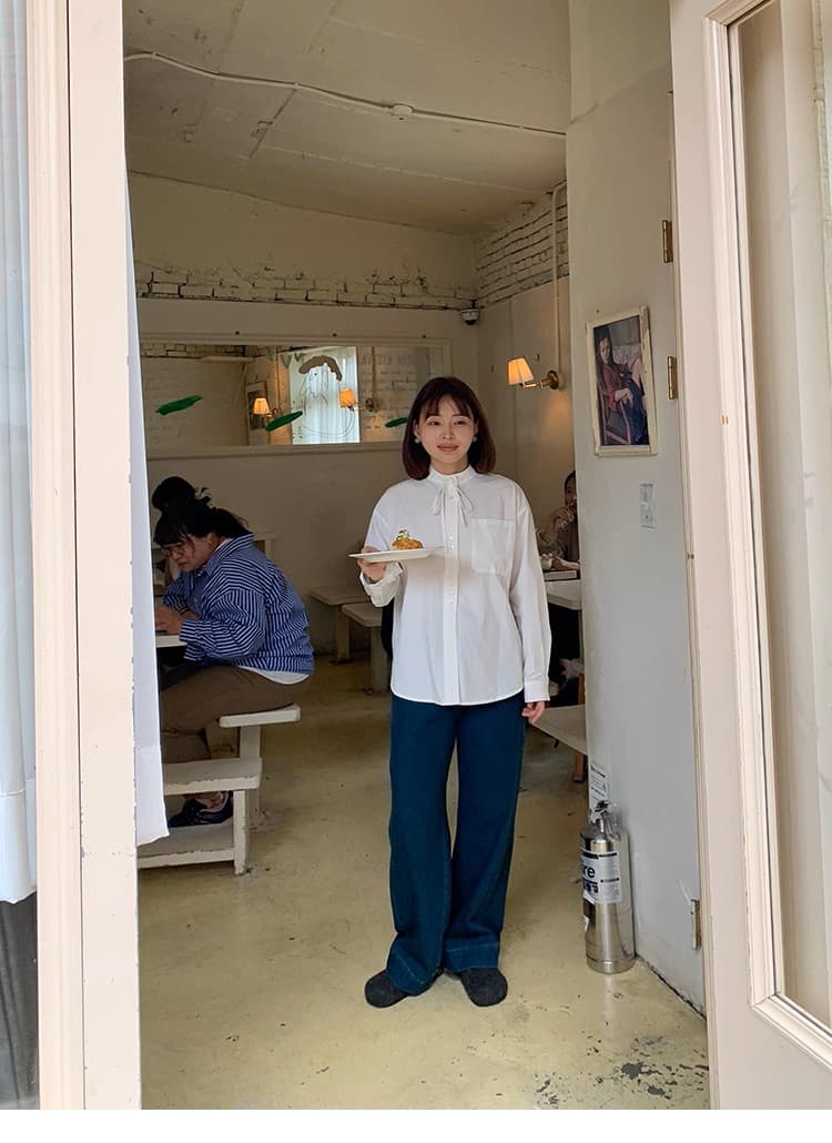 인사이드 가져 가라. 매우 잘 생긴 화이트 스탠드 칼라 레이스업 나비 매듭 셔츠 상세 이미지 6