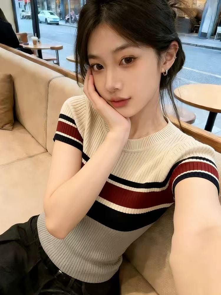 아메리칸 레트로 배색 스트라이프 품격 반팔 니트 스웨터 여성 2026 여름 새로운 라운드 넥 몸매 가꾸기 이미지 4