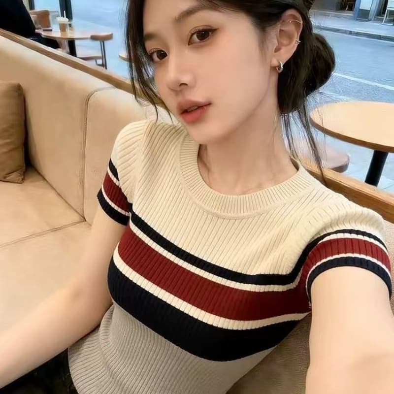 아메리칸 레트로 배색 스트라이프 품격 반팔 니트 스웨터 여성 2026 여름 새로운 라운드 넥 몸매 가꾸기 이미지 5