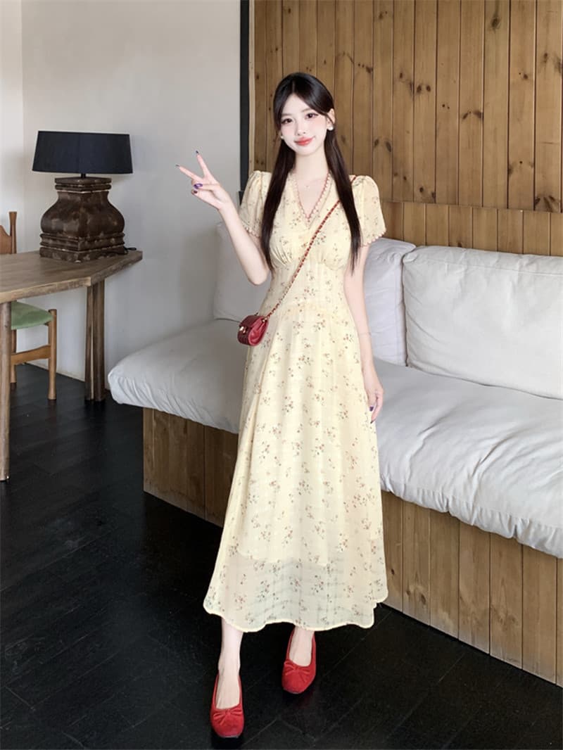 빅 사이즈 지방 mm 여름 아름다운 꽃무늬 여성 드레스 2025 새로운 디자인 센스 슬림해 보이는 품격 V넥 길다 치마 이미지 2