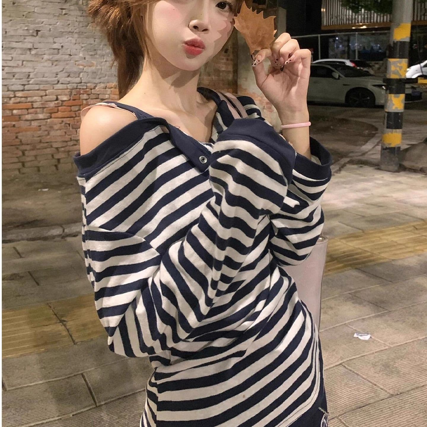 260 그램 차가운 실크 코튼 사람들 면 페이크 레이어드 스트라이프 오프숄더 긴팔 티셔츠 여성 조기 가을 디자인 오프숄더 맨위 상세 이미지 2