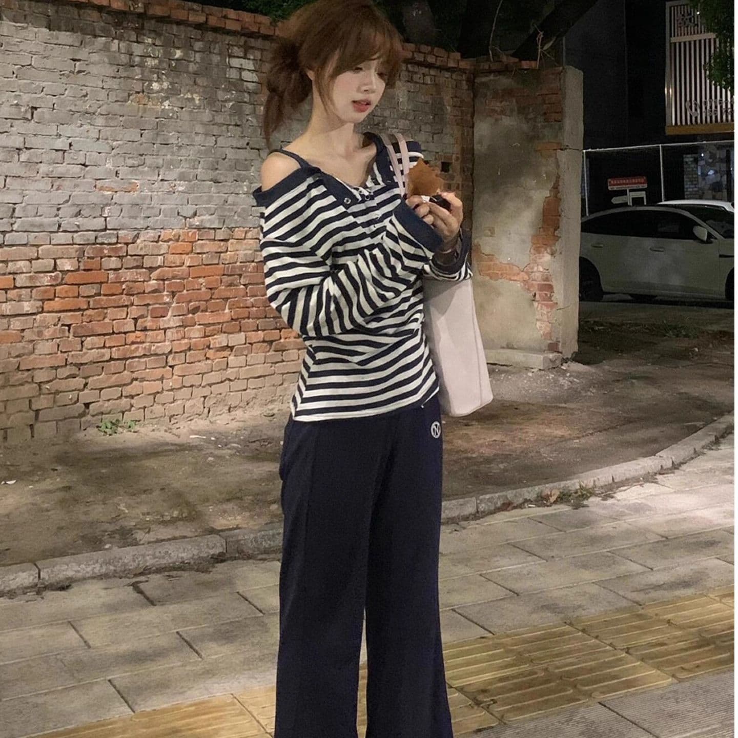 260 그램 차가운 실크 코튼 사람들 면 페이크 레이어드 스트라이프 오프숄더 긴팔 티셔츠 여성 조기 가을 디자인 오프숄더 맨위 상세 이미지 3
