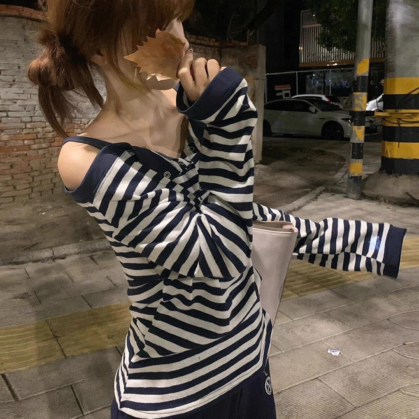 260 그램 차가운 실크 코튼 사람들 면 페이크 레이어드 스트라이프 오프숄더 긴팔 티셔츠 여성 조기 가을 디자인 오프숄더 맨위 상세 이미지 5