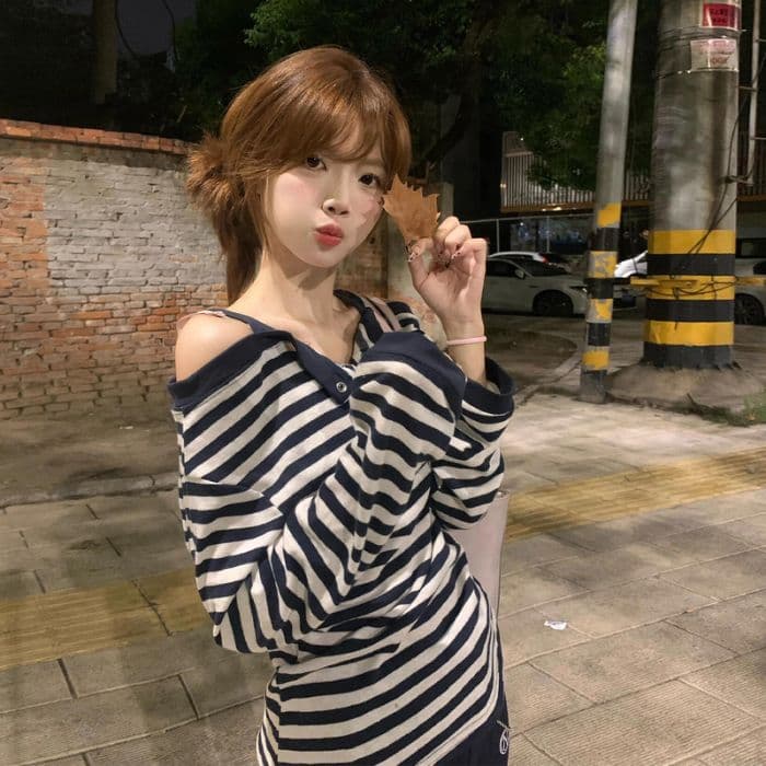 260 그램 차가운 실크 코튼 사람들 면 페이크 레이어드 스트라이프 오프숄더 긴팔 티셔츠 여성 조기 가을 디자인 오프숄더 맨위 상세 이미지 15