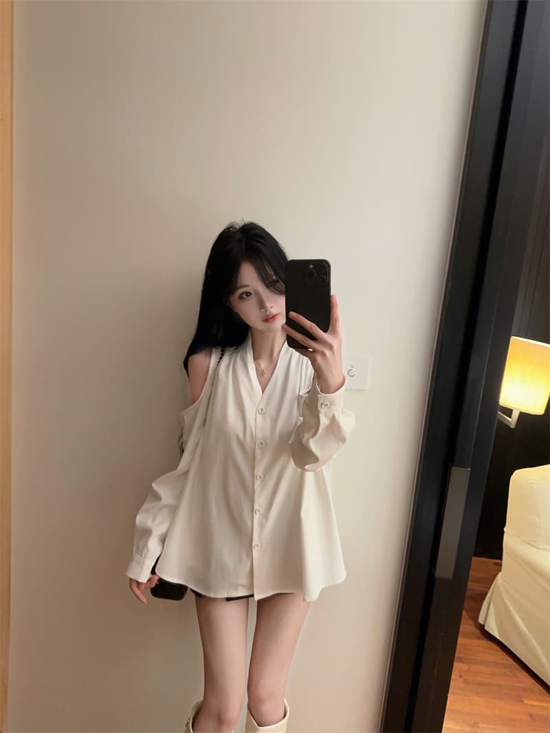 실사 화이트 오프숄더 허리 수축 슬림해 보이는 불규칙 긴팔 여성 셔츠 벨트 포함 상세 이미지 2