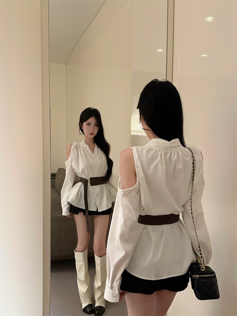 실사 화이트 오프숄더 허리 수축 슬림해 보이는 불규칙 긴팔 여성 셔츠 벨트 포함 상세 이미지 3