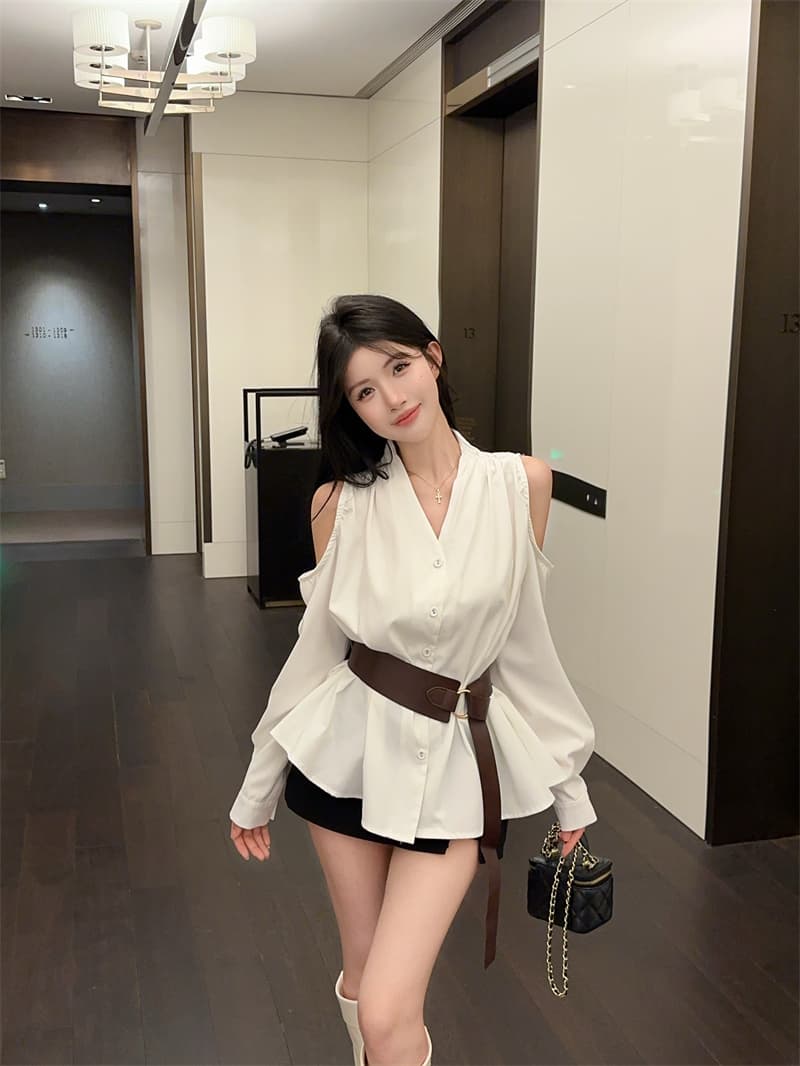 실사 화이트 오프숄더 허리 수축 슬림해 보이는 불규칙 긴팔 여성 셔츠 벨트 포함 상세 이미지 4