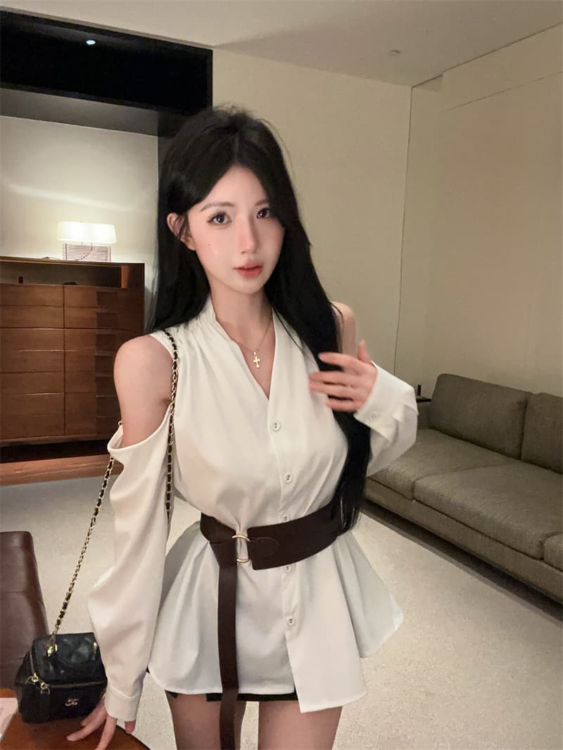 실사 화이트 오프숄더 허리 수축 슬림해 보이는 불규칙 긴팔 여성 셔츠 벨트 포함 상세 이미지 6