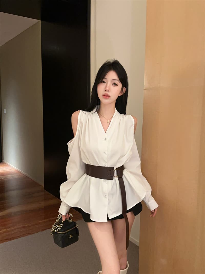 실사 화이트 오프숄더 허리 수축 슬림해 보이는 불규칙 긴팔 여성 셔츠 벨트 포함 상세 이미지 9