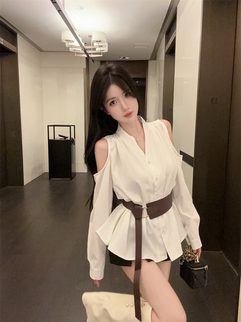 실사 화이트 오프숄더 허리 수축 슬림해 보이는 불규칙 긴팔 여성 셔츠 벨트 포함 상세 이미지 11