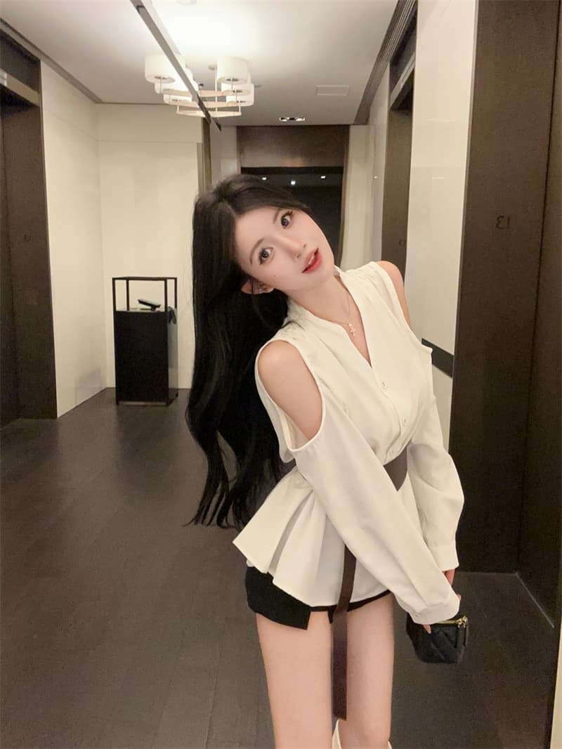 실사 화이트 오프숄더 허리 수축 슬림해 보이는 불규칙 긴팔 여성 셔츠 벨트 포함 상세 이미지 13