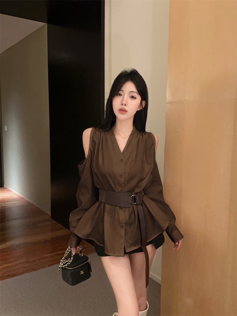 실사 화이트 오프숄더 허리 수축 슬림해 보이는 불규칙 긴팔 여성 셔츠 벨트 포함 상세 이미지 18