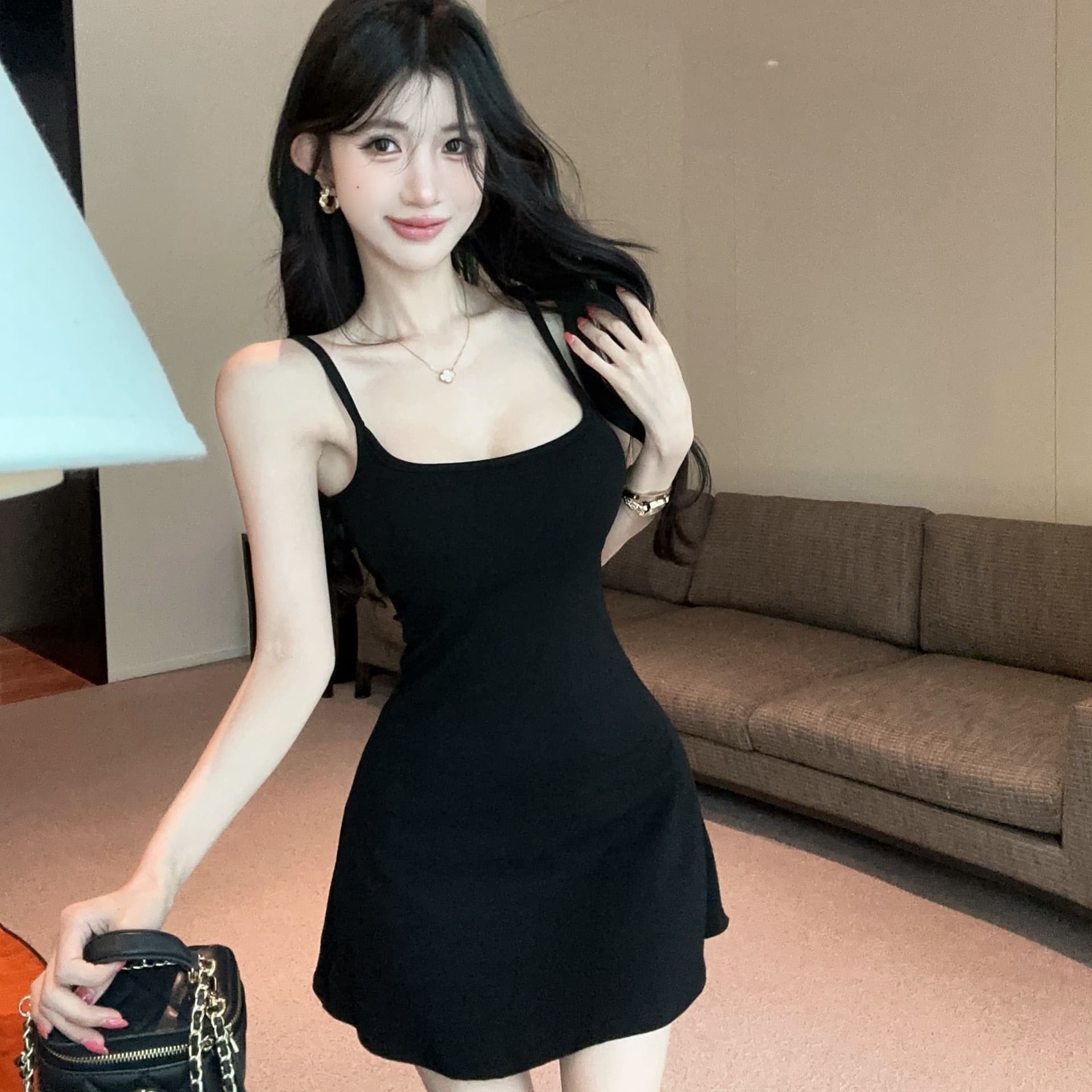 실사 새로운 다용도 여성 의류 섹시함 낮은 가슴 백리스 슬림해 보이는 큰 진자 허리 수축 작은 검은 드레스 슬립 치마 이미지 2