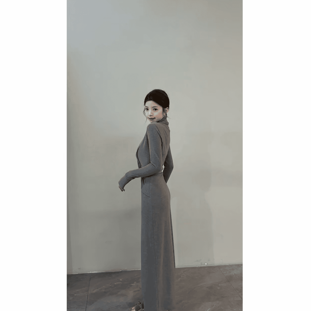 2026 가을 새로운 프랑스식 작은 대중 레트로 몸매 가꾸기 긴팔 진자 롱 코트 De 플러시 만나는 여성 드레스 이미지 4