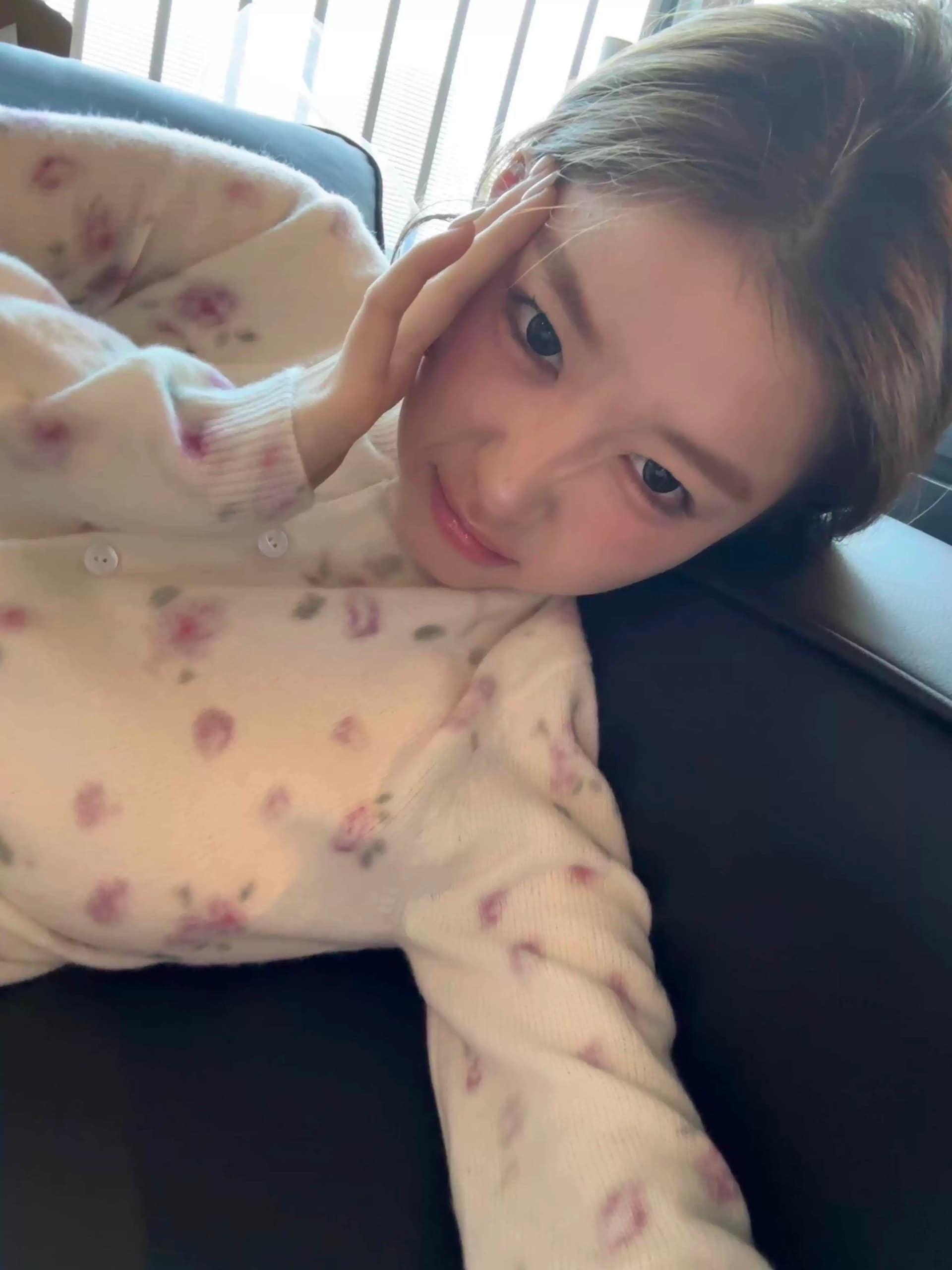 2026 새로운 조기 봄 한 부서 부드러운 꽃무늬 화이트 오픈 가디건 스웨터 여성 레저 쇼트 스타일 니트 맨위 재킷 상세 이미지 2