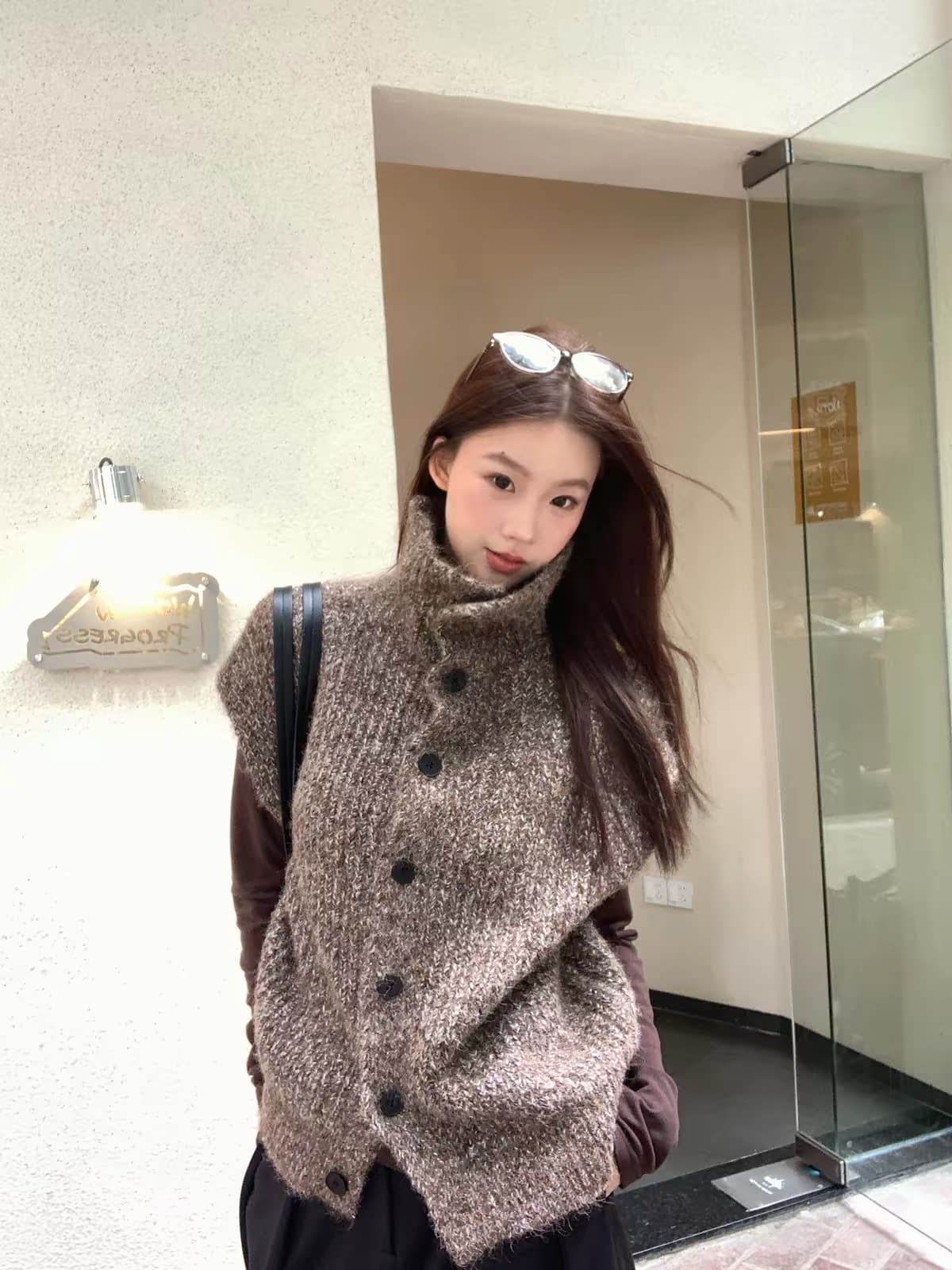 레트로 스탠드 칼라 니트 조끼 여자 2026 겨울 새로운 커피 색상 민소매 스택 착용 외부 가져 가라. 품격 스웨터 이미지 2