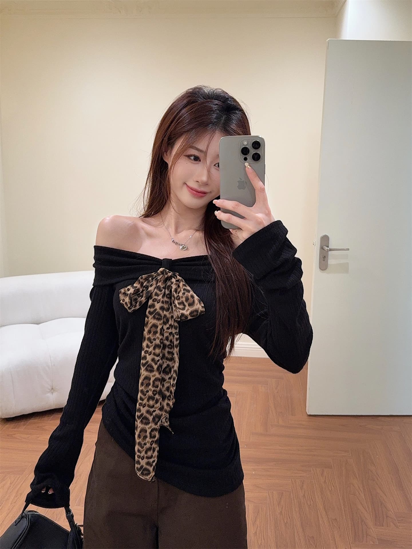 실사 2026 새로운 한 바람 품격 몸매 가꾸기 슬림해 보이는 레오파드 무늬 리본 오프숄더 긴팔 맨위 여성 상세 이미지 3