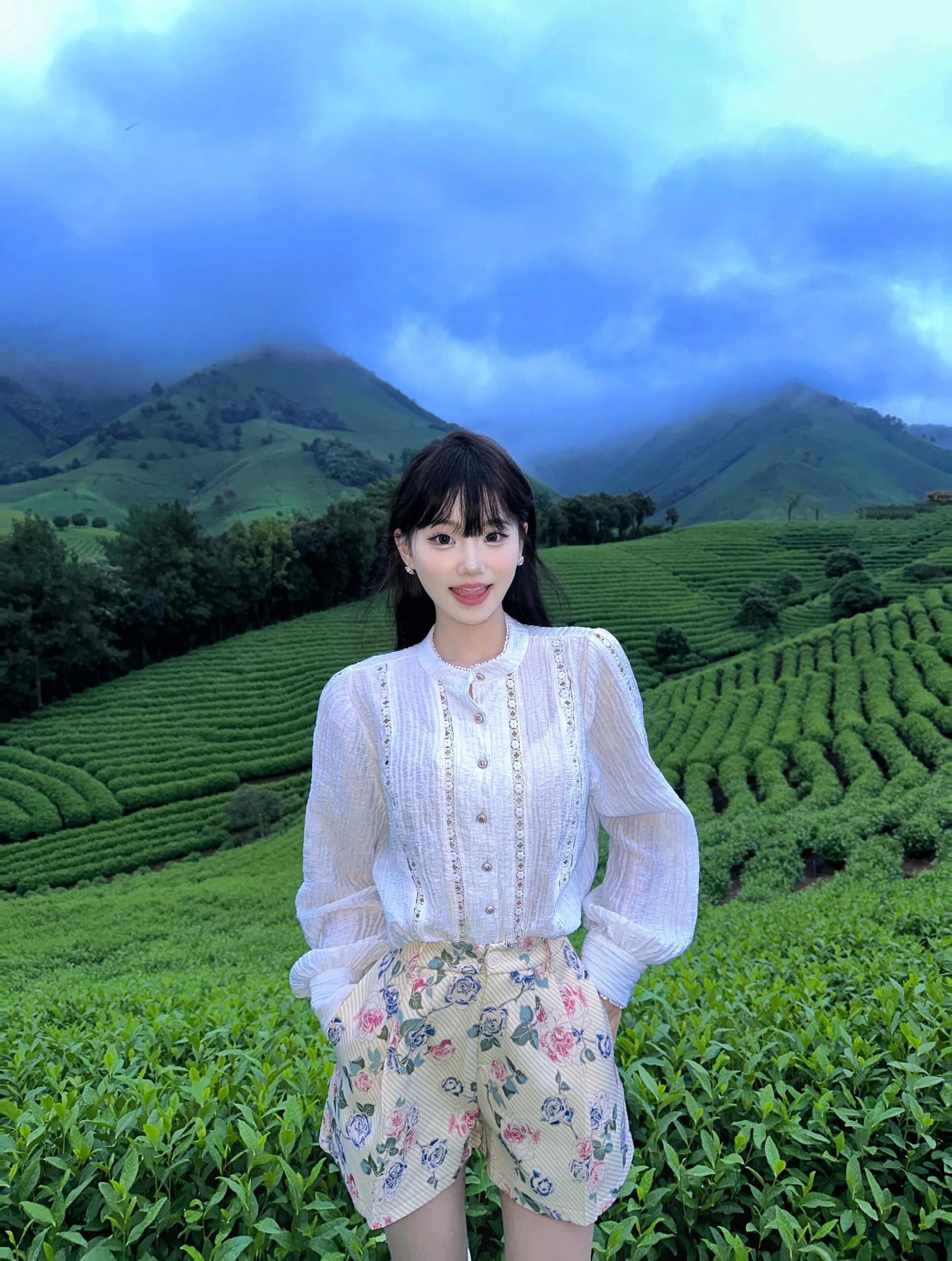 2026 천 금빛 바람 홀로우 아웃 디자인 센스 셔츠 절묘한 자수 벌룬 소매 레트로 하이웨이스트 부츠컷 반바지 여성복 이미지 2