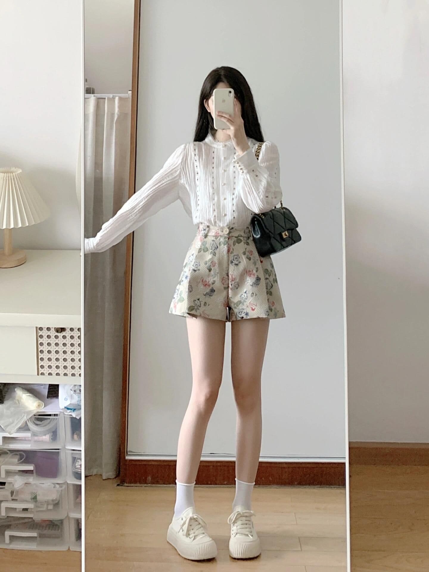 프랑스식 품격 디자인 센스 홀로우 아웃 자수 여성 셔츠 이른 가을 착용 가져 가라. 화이트 맨위 하이웨이스트 부츠컷 반바지 세트 이미지 2