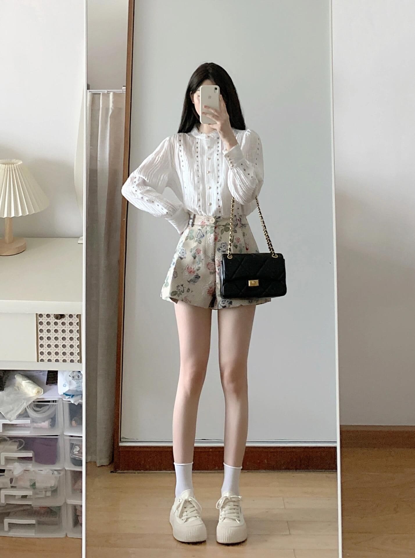 프랑스식 품격 디자인 센스 홀로우 아웃 자수 여성 셔츠 이른 가을 착용 가져 가라. 화이트 맨위 하이웨이스트 부츠컷 반바지 세트 이미지 3