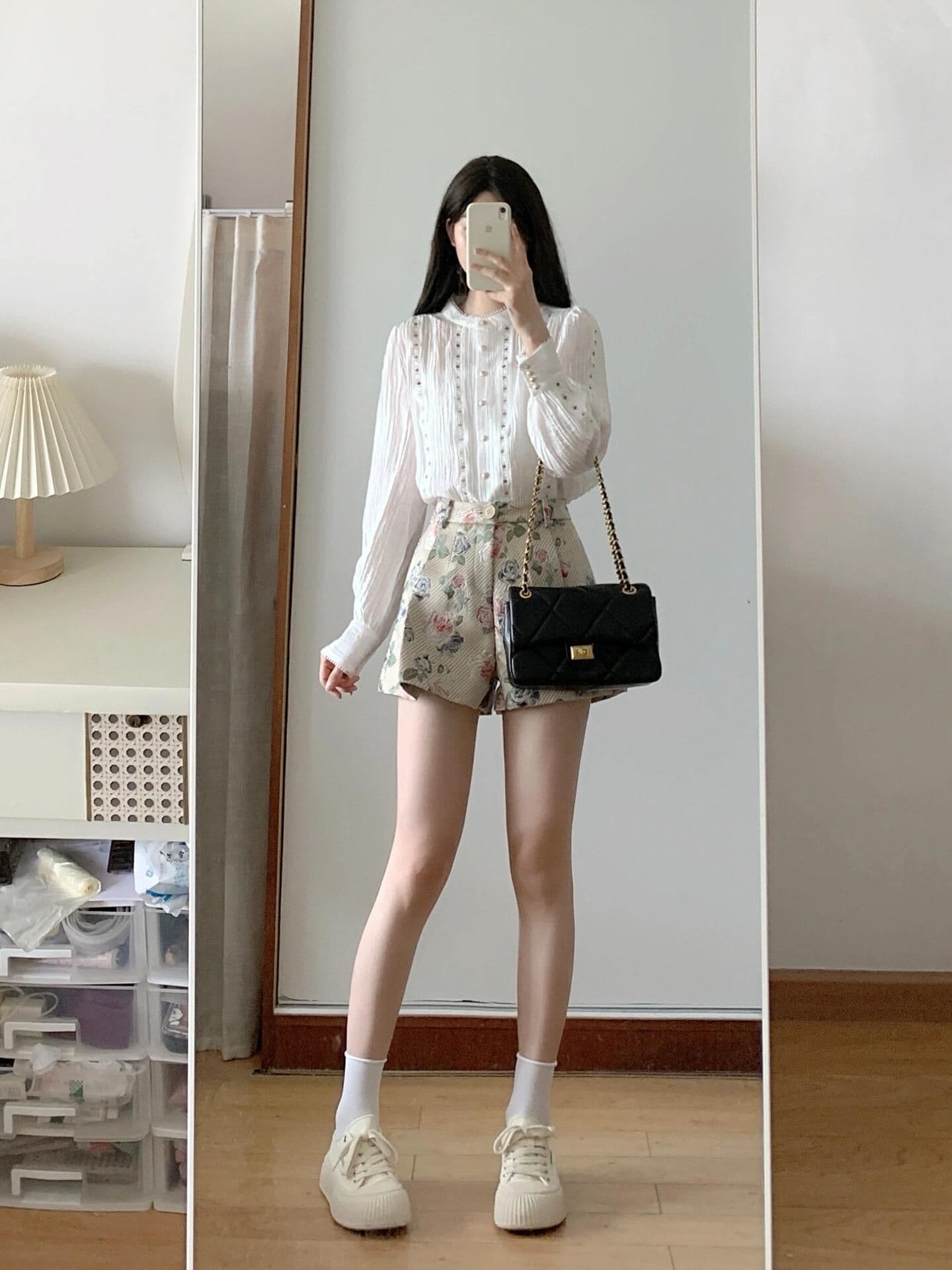 프랑스식 품격 디자인 센스 홀로우 아웃 자수 여성 셔츠 이른 가을 착용 가져 가라. 화이트 맨위 하이웨이스트 부츠컷 반바지 세트 상세 이미지 4