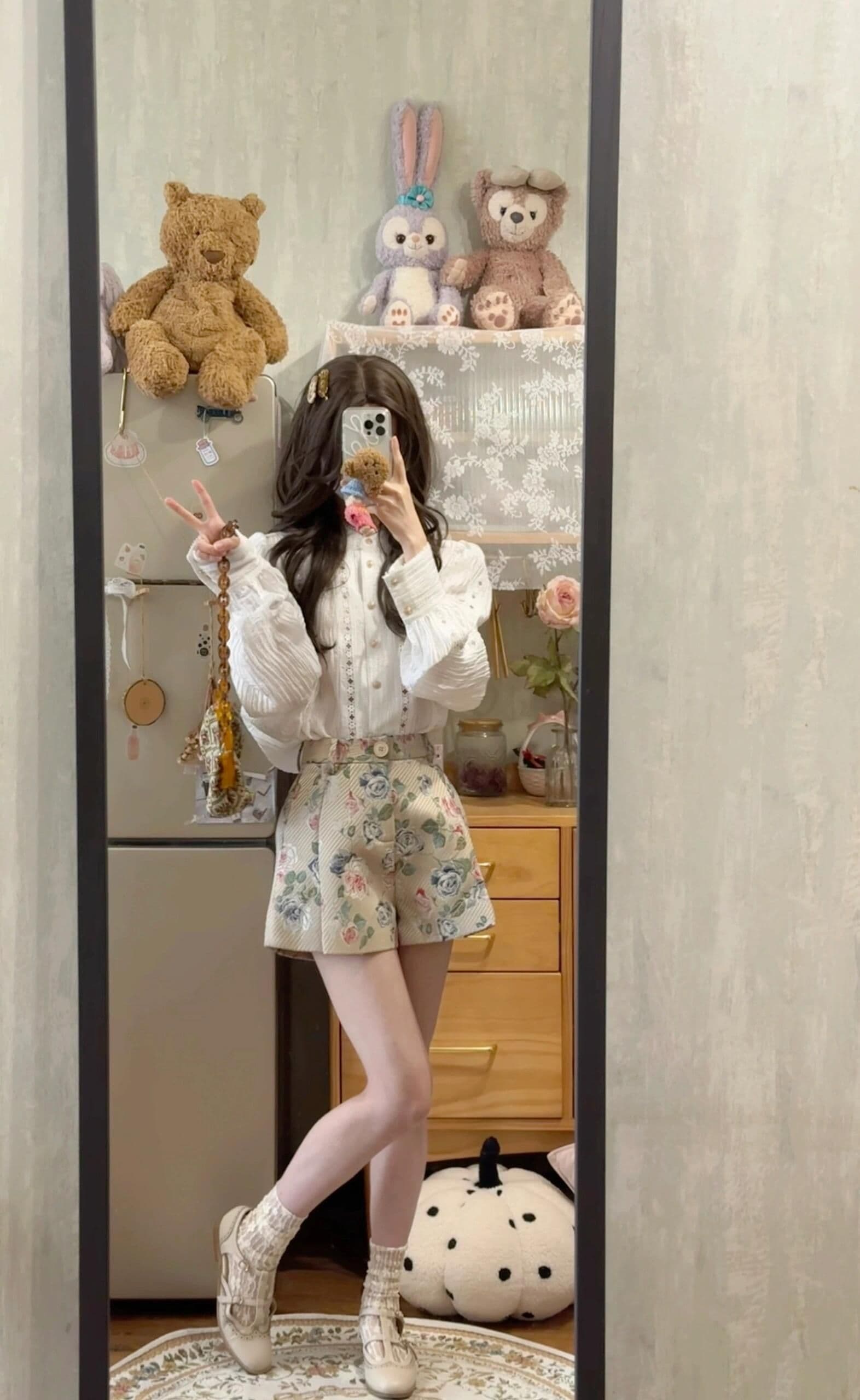 프랑스식 품격 디자인 센스 홀로우 아웃 자수 여성 셔츠 이른 가을 착용 가져 가라. 화이트 맨위 하이웨이스트 부츠컷 반바지 세트 이미지 4