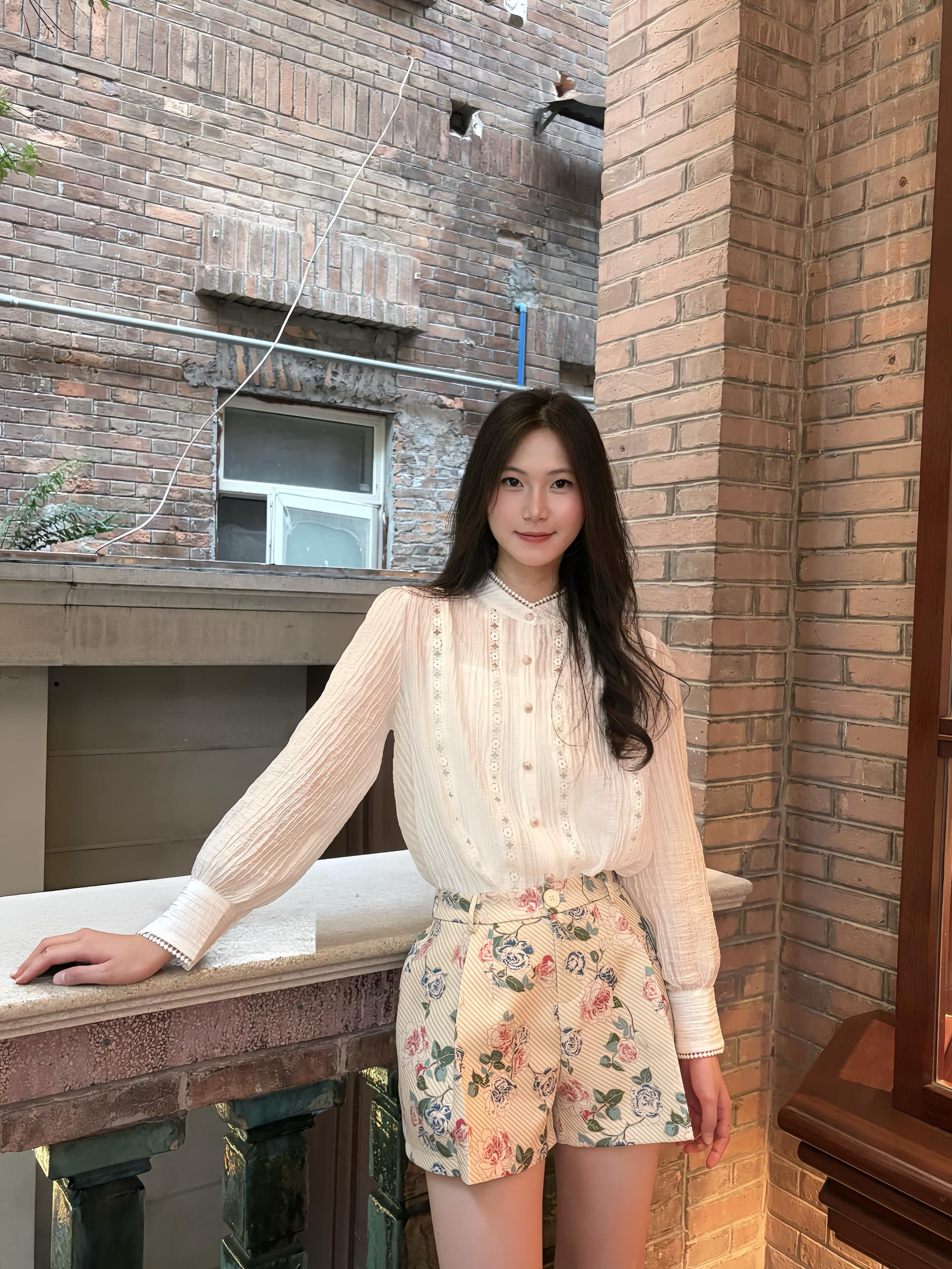 프랑스식 품격 디자인 센스 홀로우 아웃 자수 여성 셔츠 이른 가을 착용 가져 가라. 화이트 맨위 하이웨이스트 부츠컷 반바지 세트 상세 이미지 2