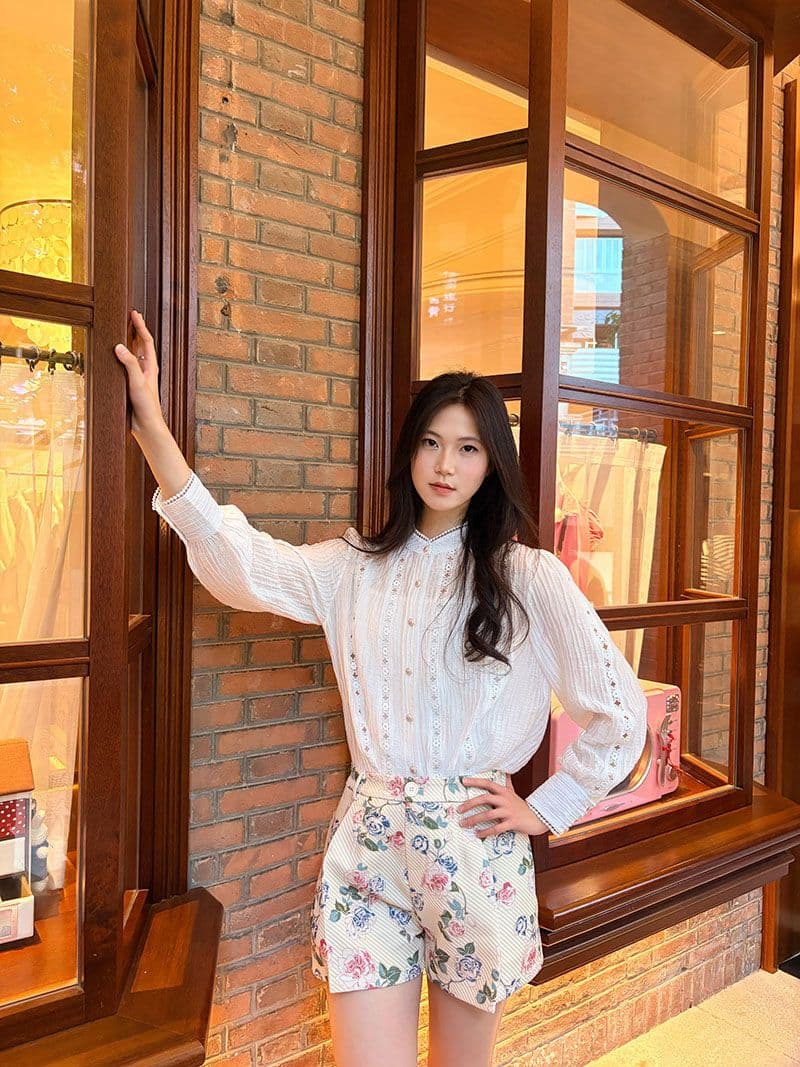 프랑스식 품격 디자인 센스 홀로우 아웃 자수 여성 셔츠 이른 가을 착용 가져 가라. 화이트 맨위 하이웨이스트 부츠컷 반바지 세트 상세 이미지 3